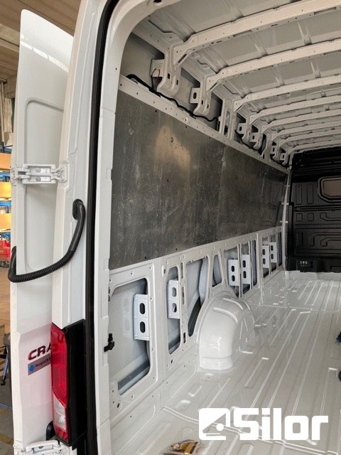 Interno di un furgone bianco.