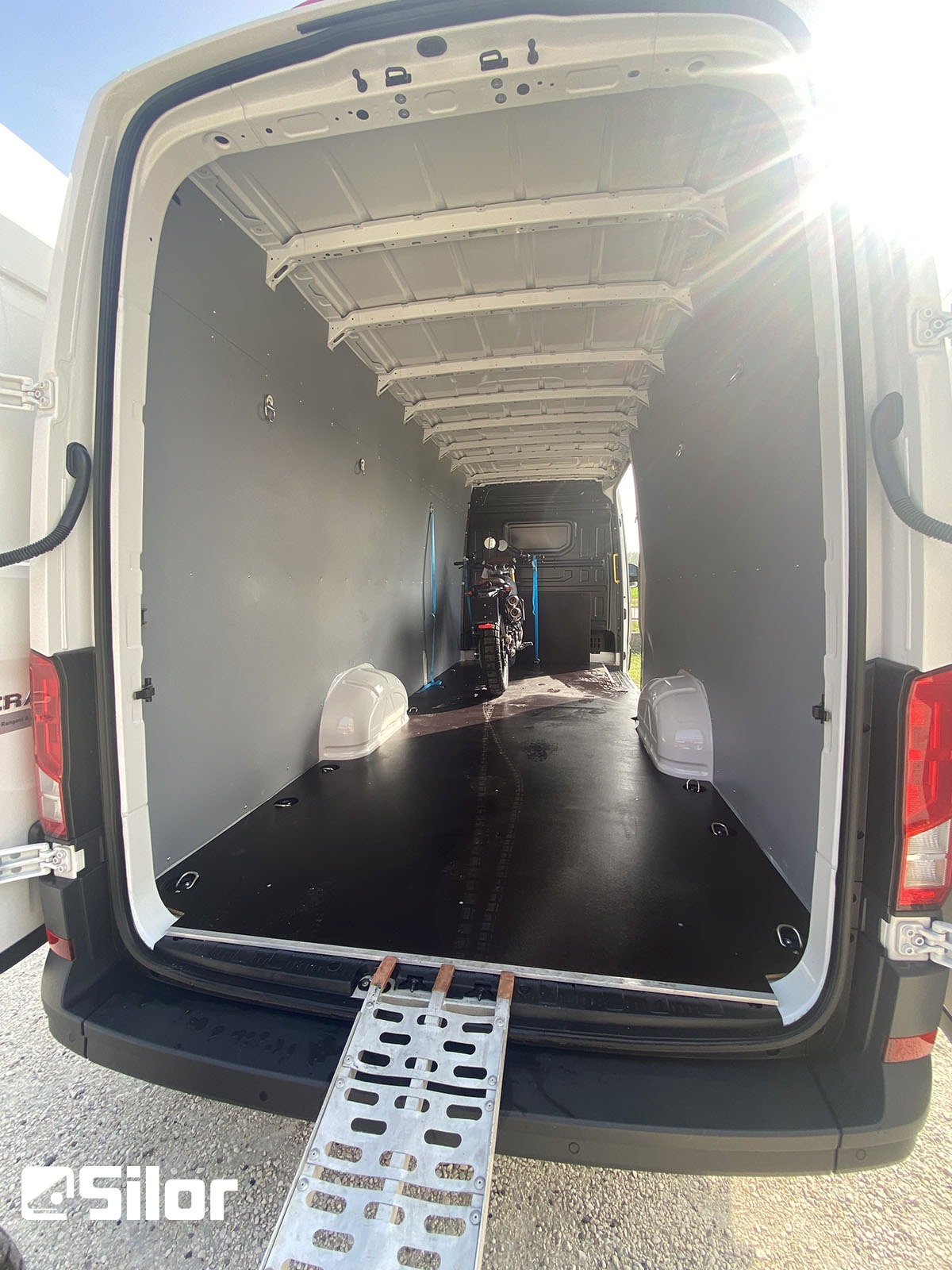 Interni di un furgone con moto.