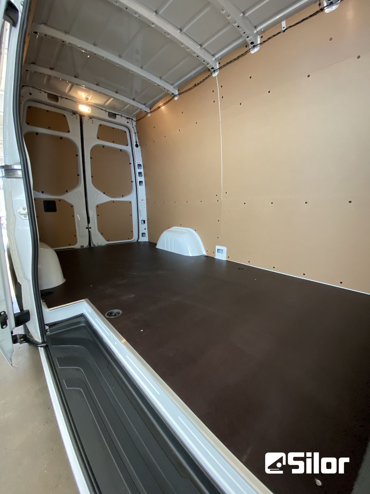 Interno di un furgone merci pronto per essere attrezzato. #furgone #merci #trasporti