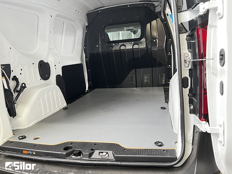 Interni di un furgone merci bianco e nuovo.