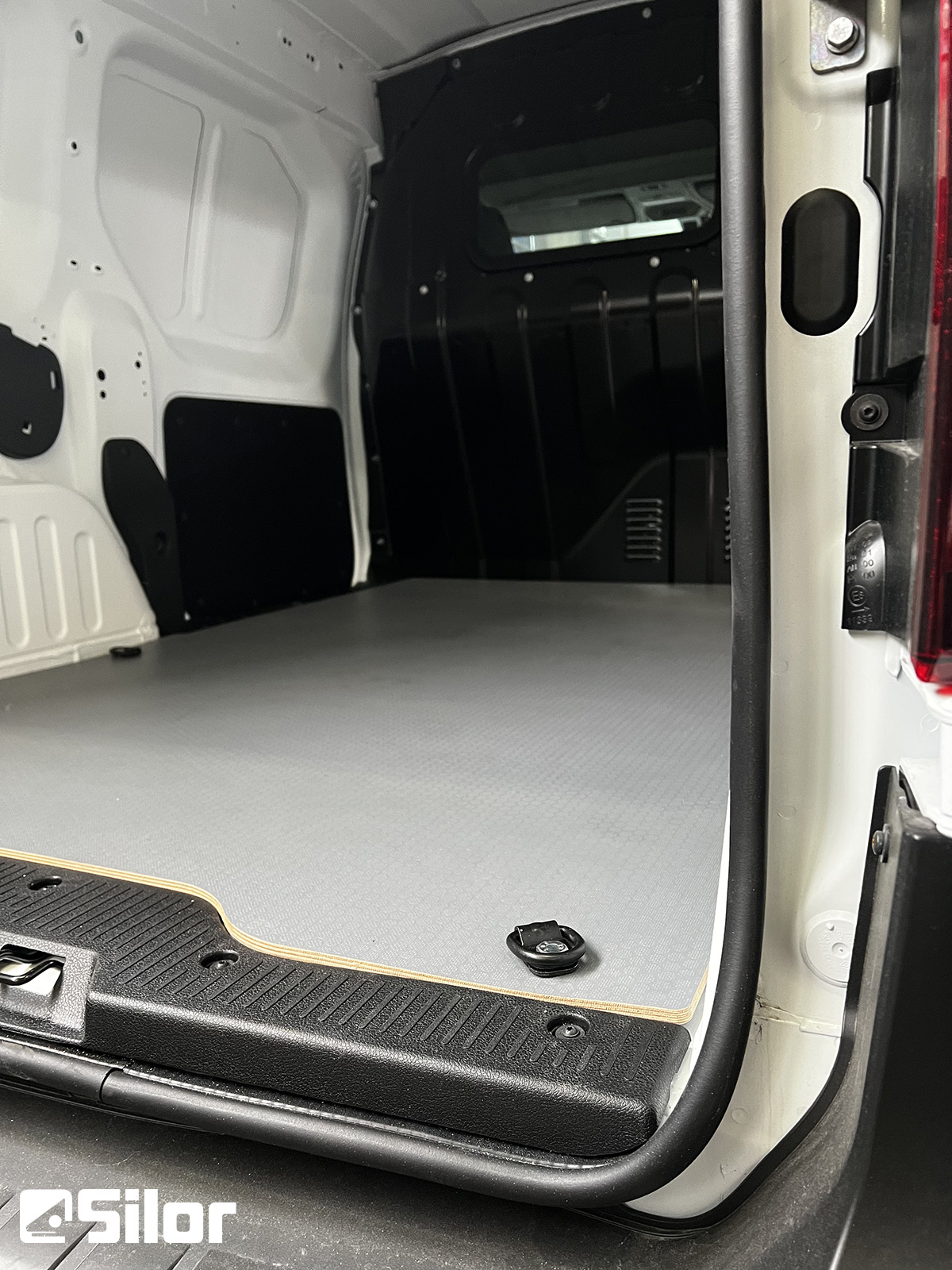 Interni furgone. Spazio di carico pulito e pronto all'uso.