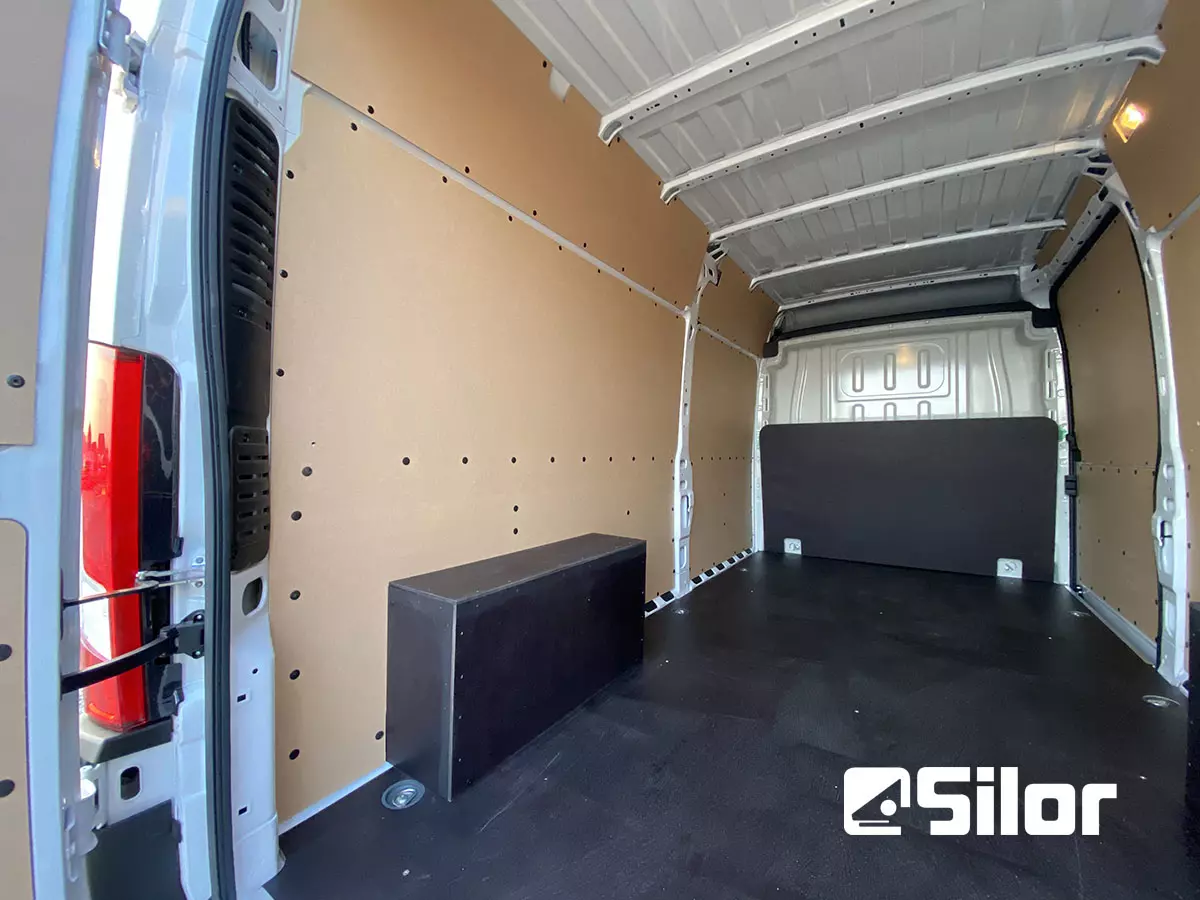 Interni di un furgone cargo rivestito di legno.