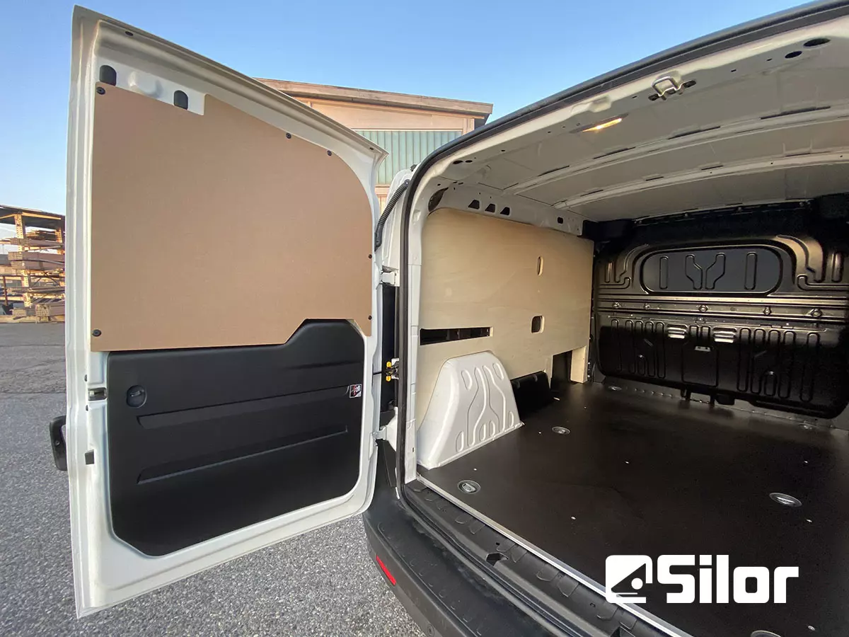 Interni di un furgone merci protetto da rivestimenti interni di Silor.