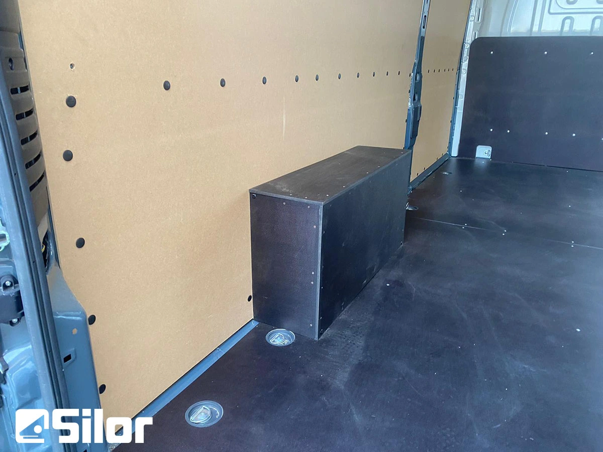 Interno di un furgone rivestito in legno.