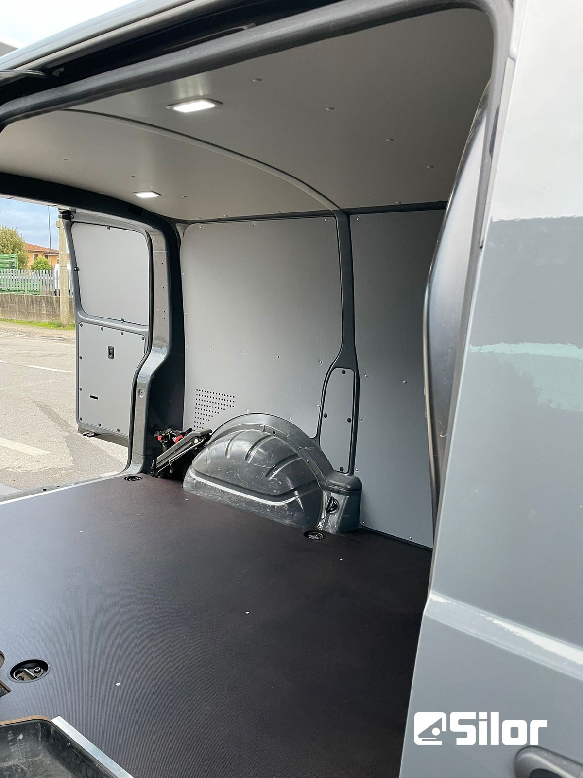 Interni rifiniti di un furgone.