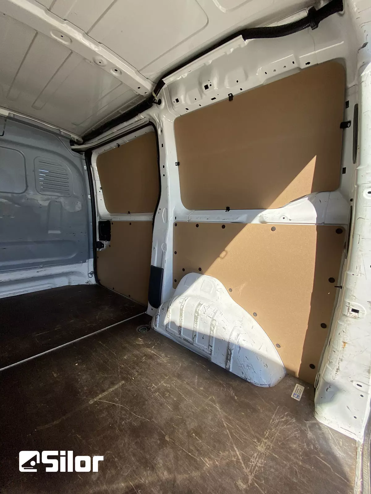 Interni di un furgone merci.