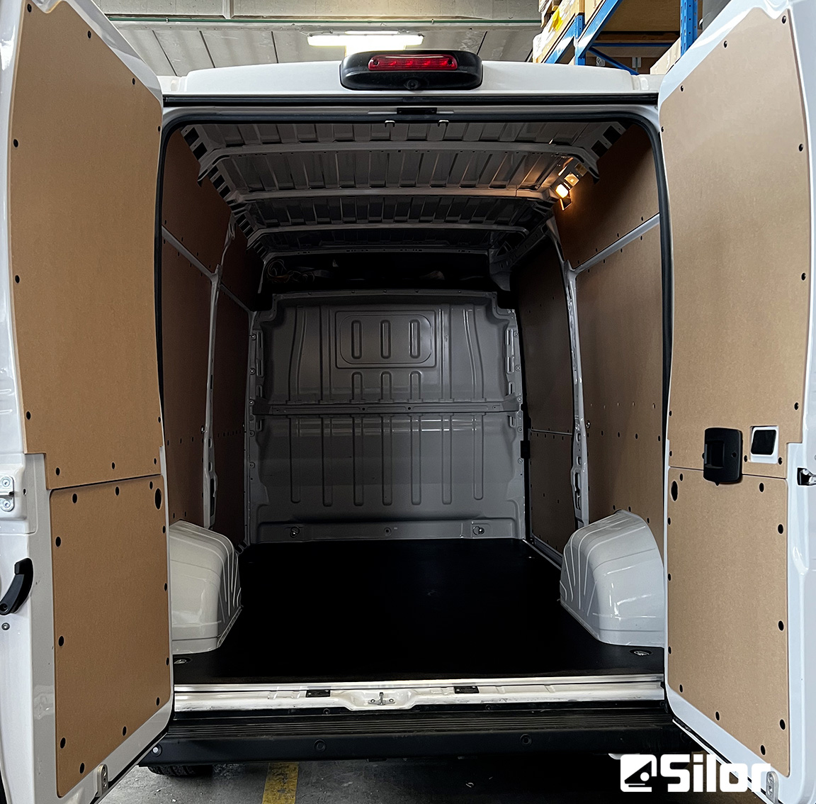 Interni di un furgone commerciale.
