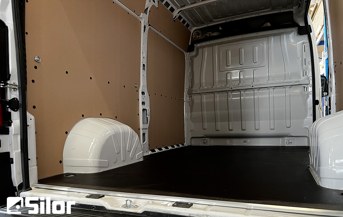 Interni di furgone commerciali foderati.