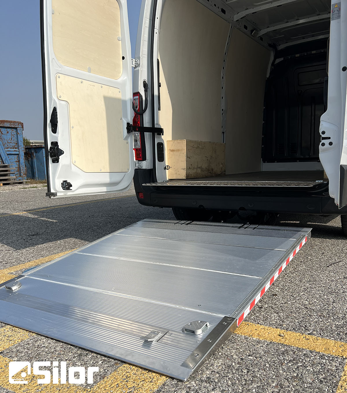 Rampa di carico Silor per furgoni: la soluzione ideale per semplificare le operazioni di carico e scarico.