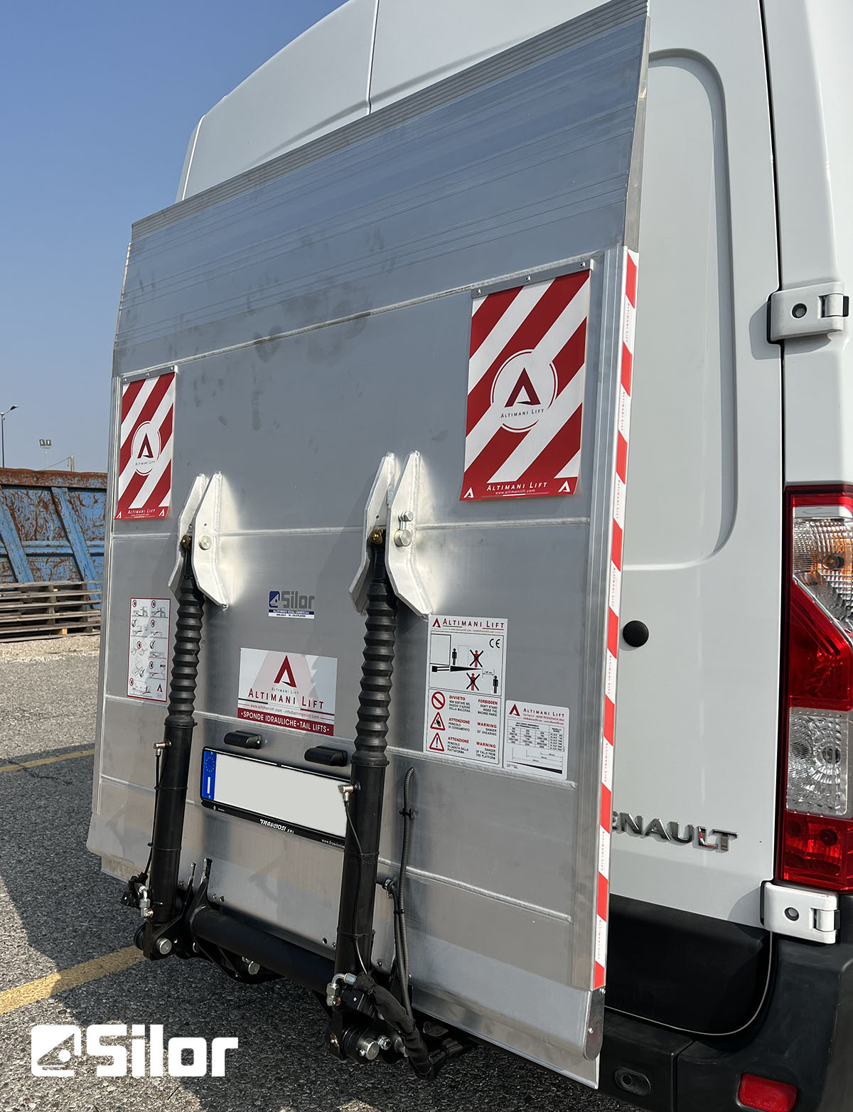 Vista ravvicinata del sollevatore posteriore Altima Lift su un furgone Renault.