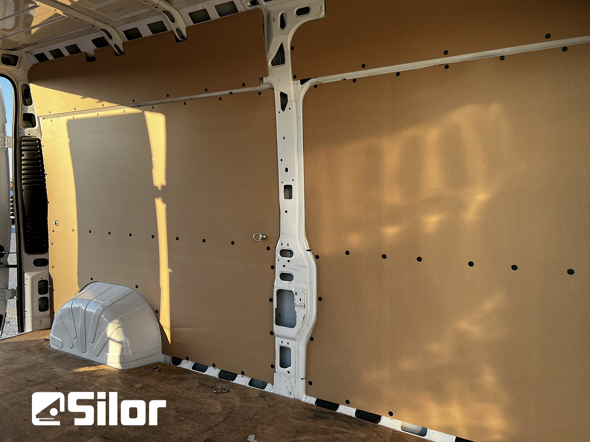 Interni di un furgone foderato.