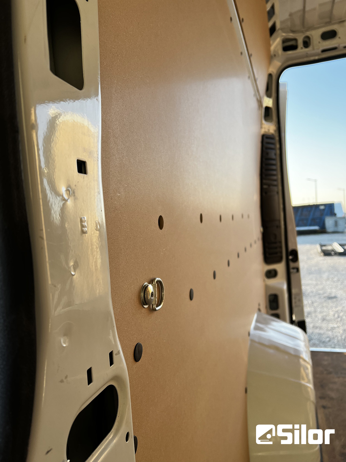 Interno di un furgone con pannelli in legno.