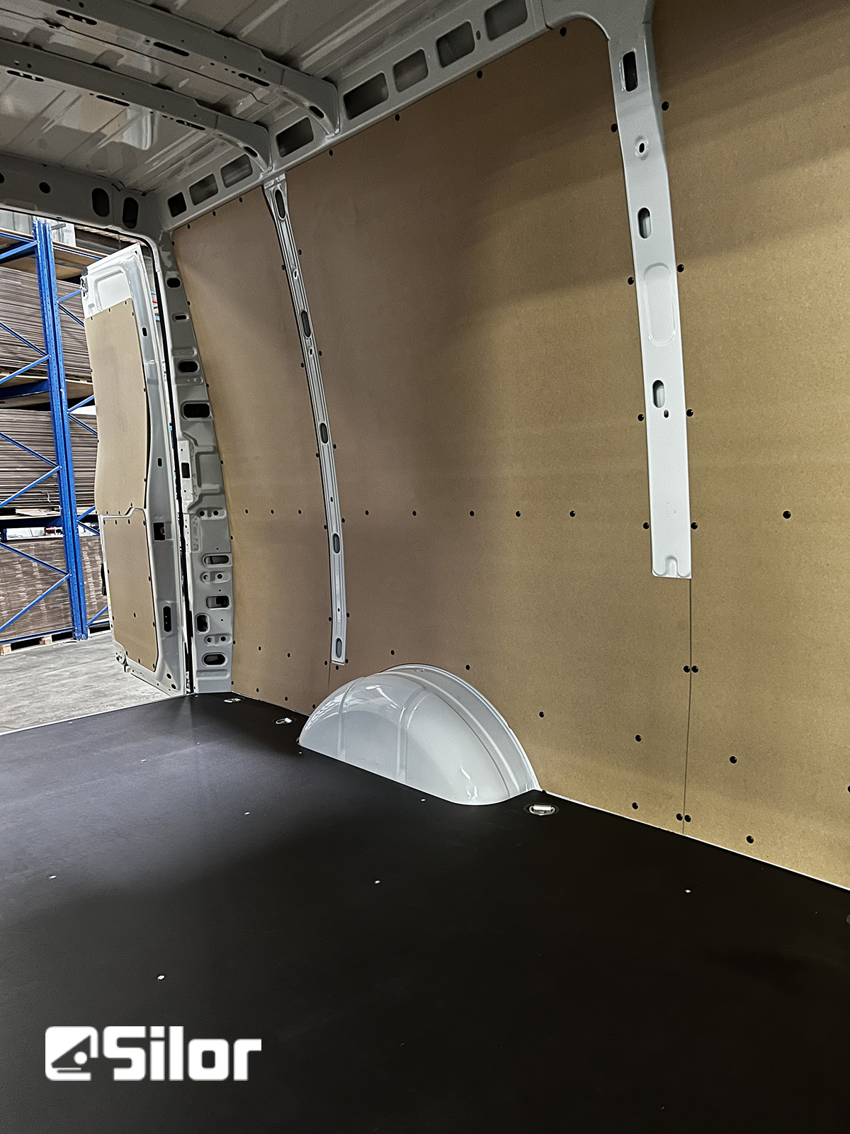 Interni di furgone rivestiti.