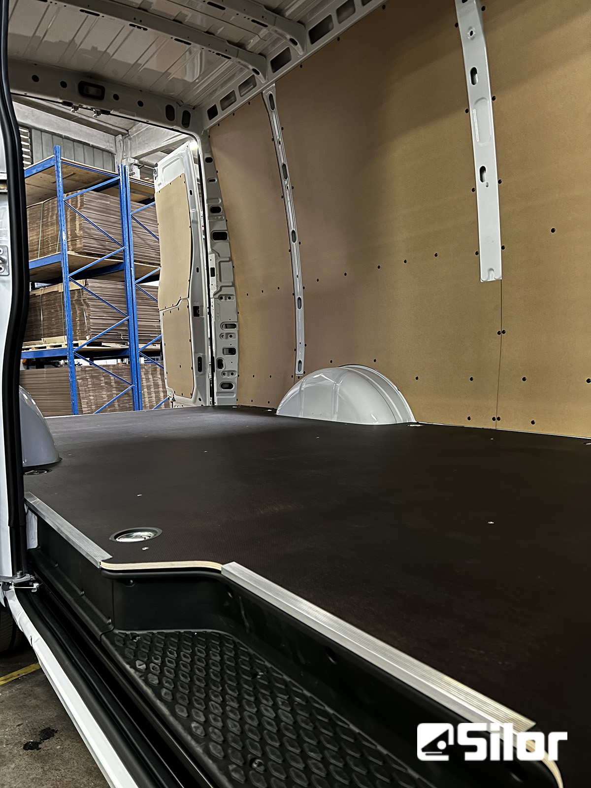 Interni di furgone commerciali attrezzati per lavoro.