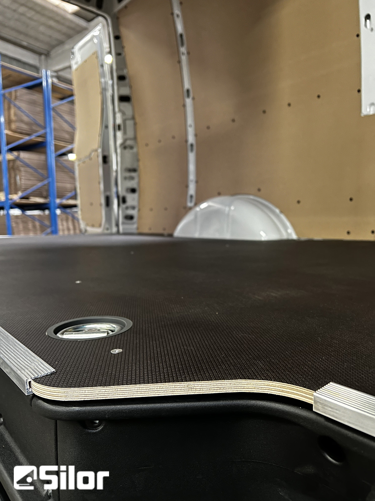 Interno di un furgone merci con pianale protettivo Silor.
