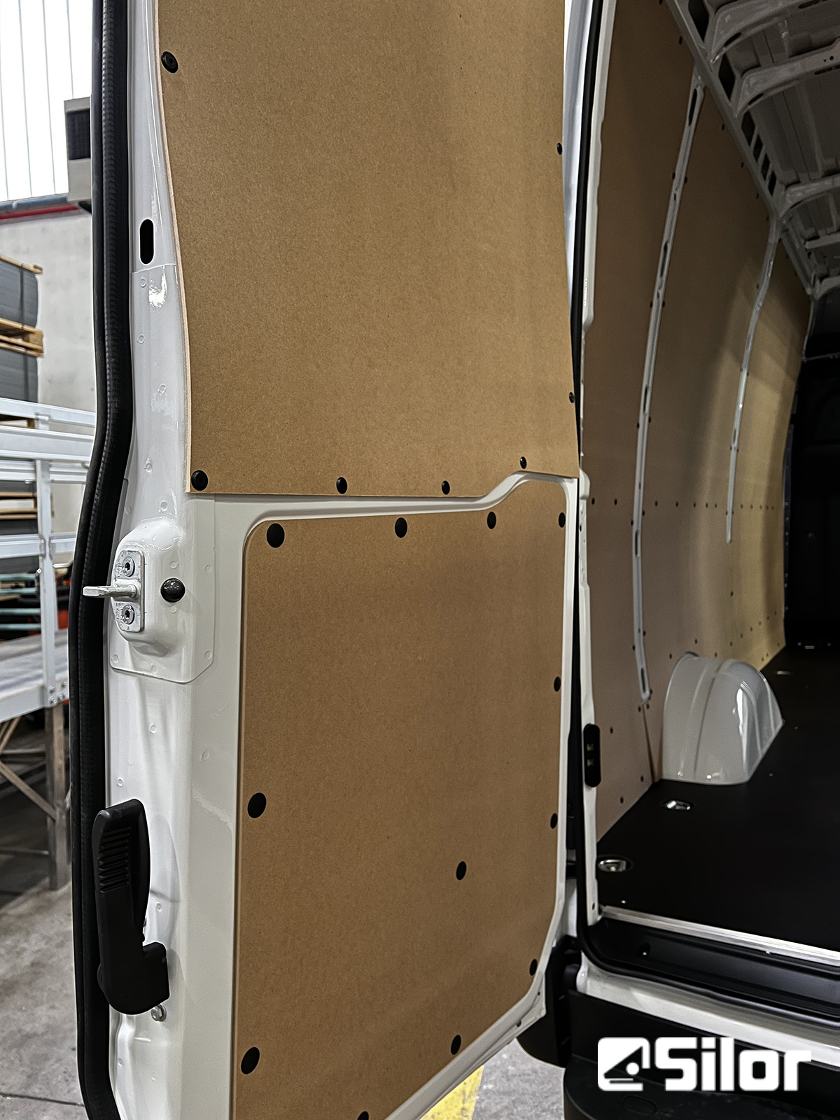 Interni di un furgone commerciale.
