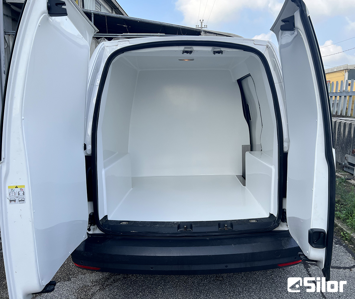 Furgone bianco con portellone aperto.