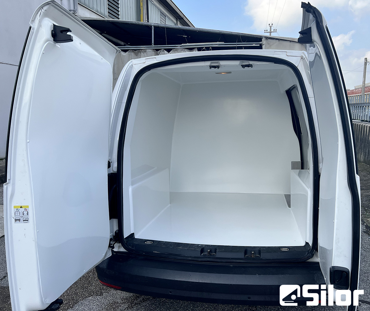 Interni di un furgone bianco.