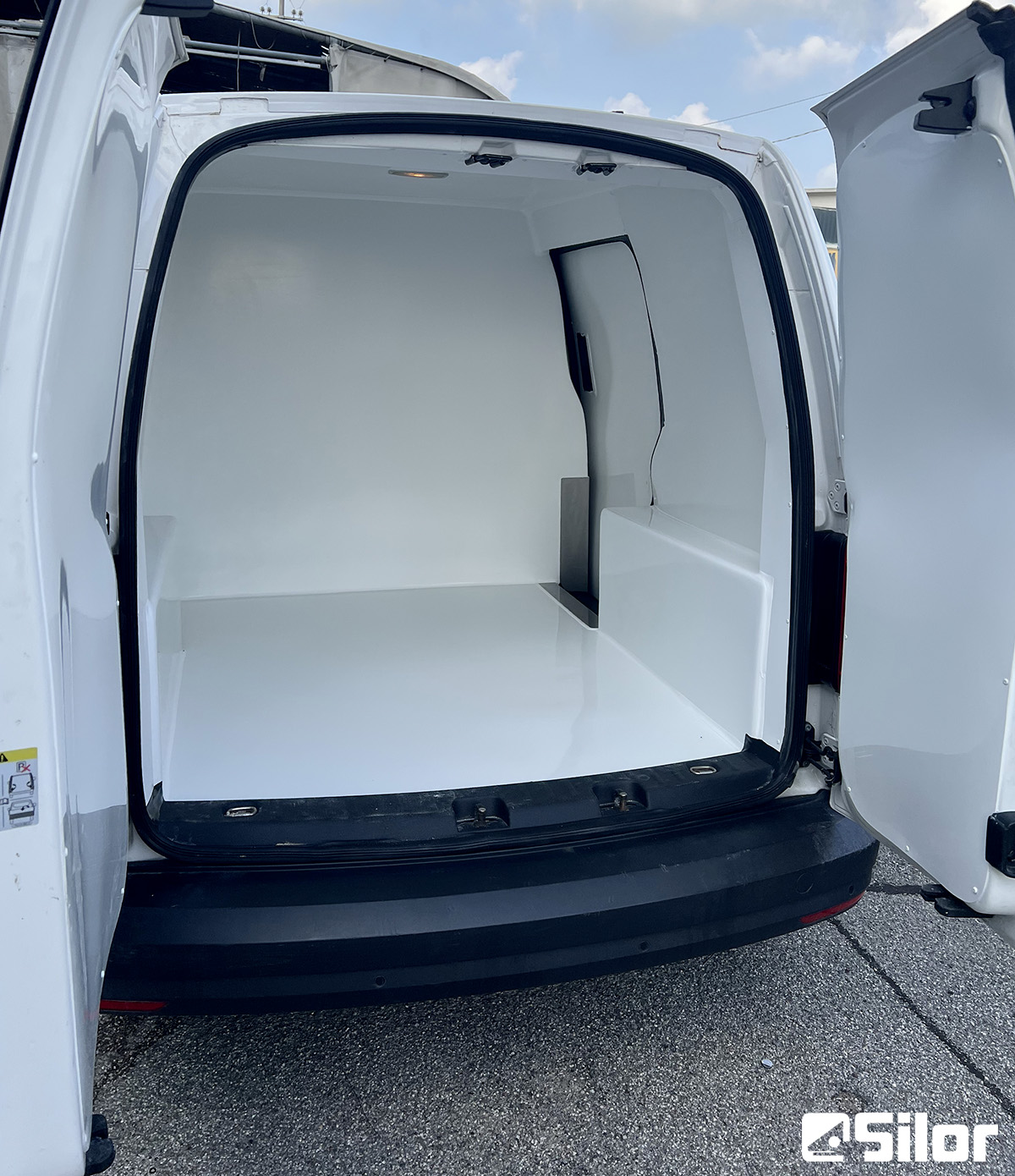 Interni furgone isotermico. Trasporto sicuro alimenti.