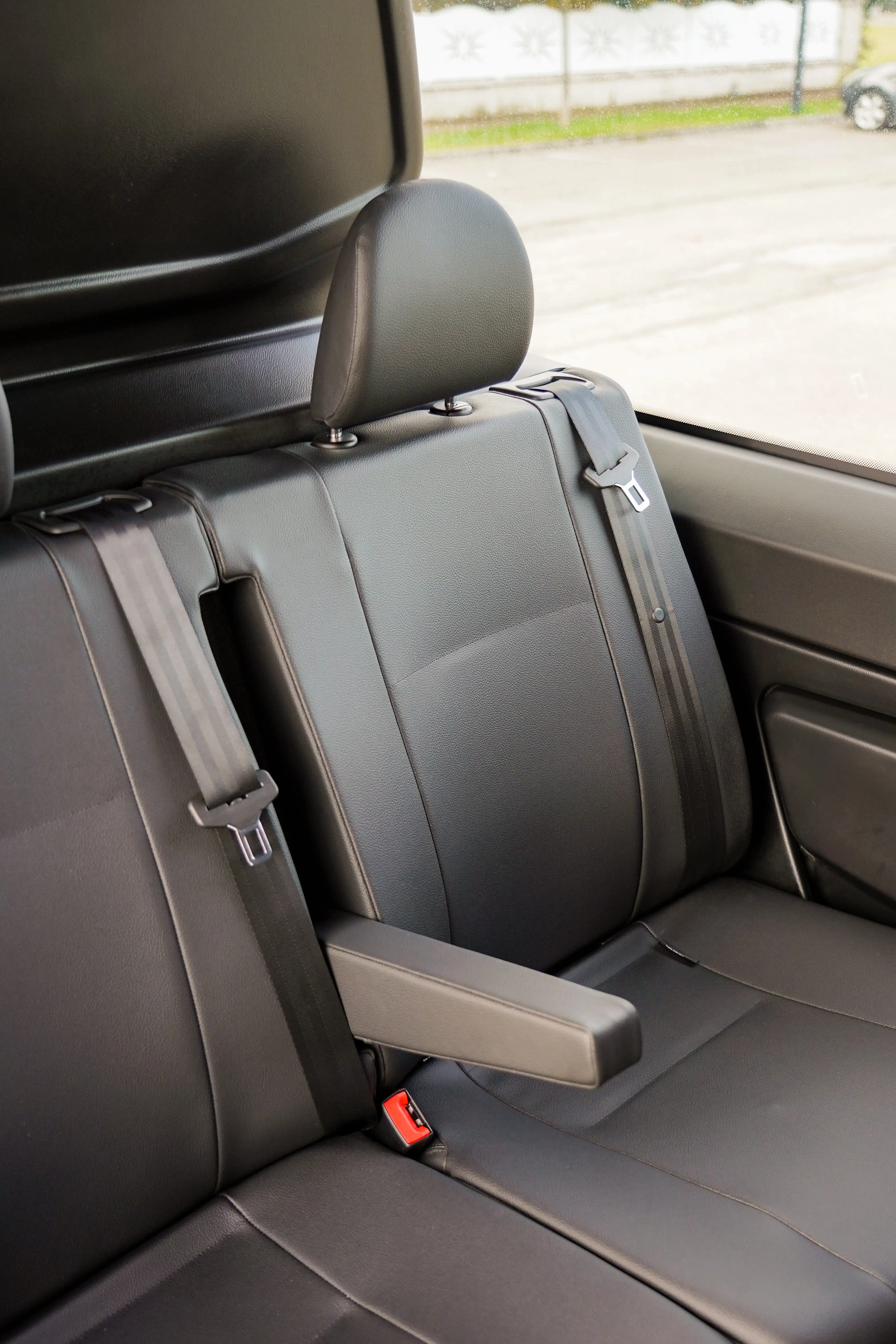 Interni dell'auto con sedili in pelle.