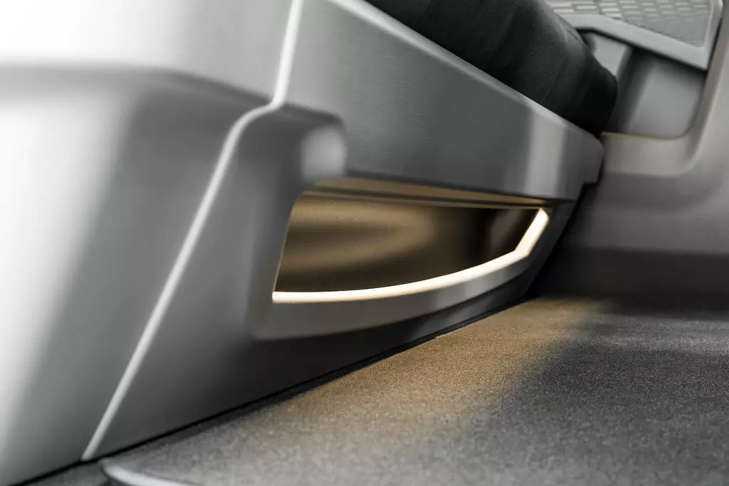 Dettaglio degli interni di un veicolo con illuminazione soffusa.
