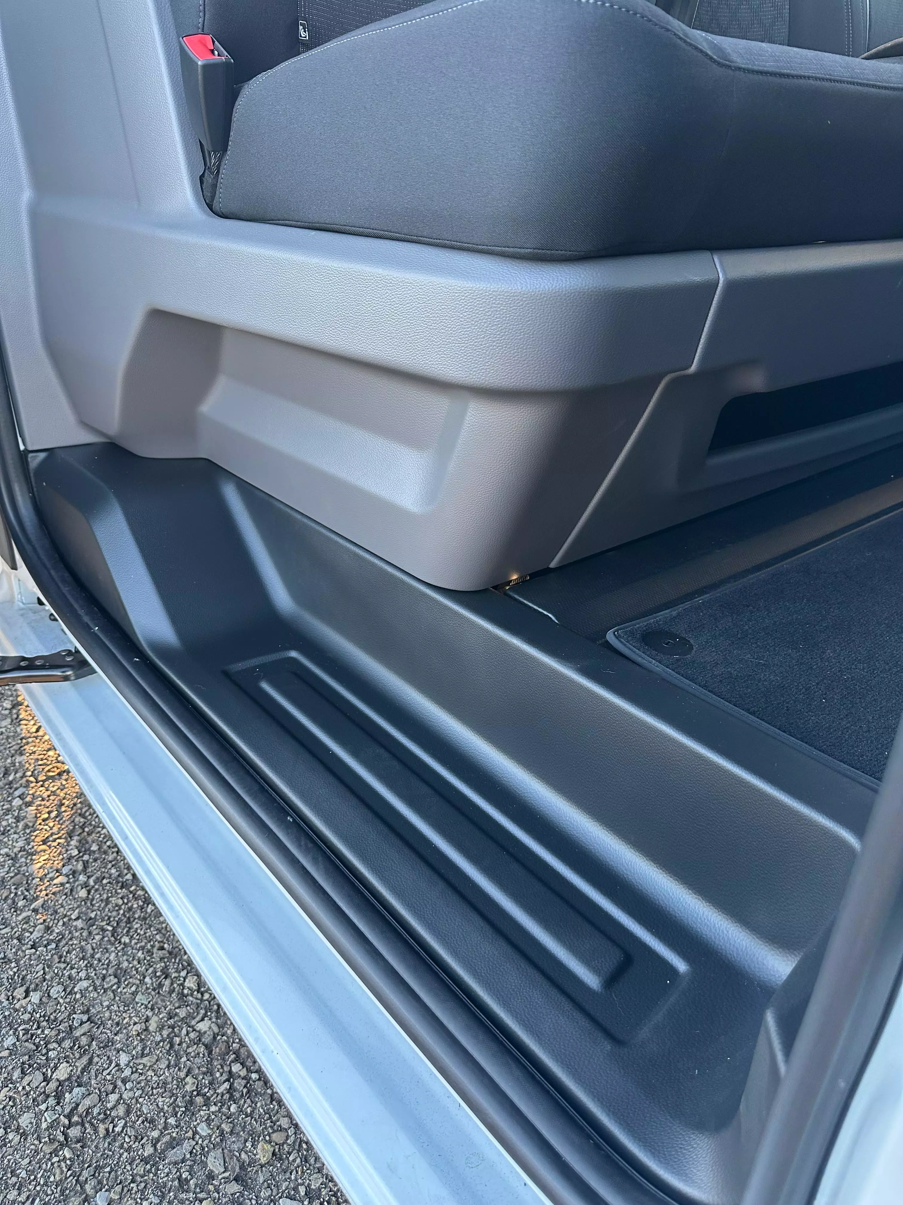 Interni di un veicolo con sedile e gradino.