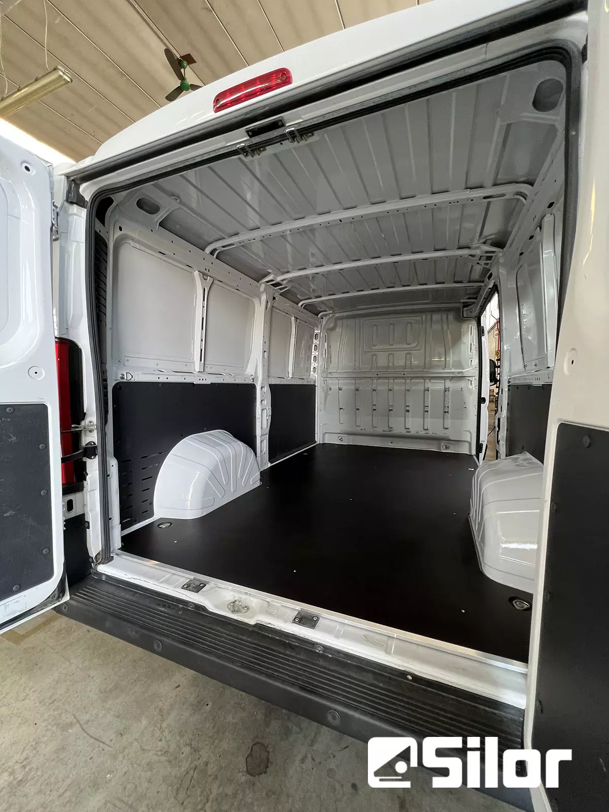 Interni di un furgone bianco.