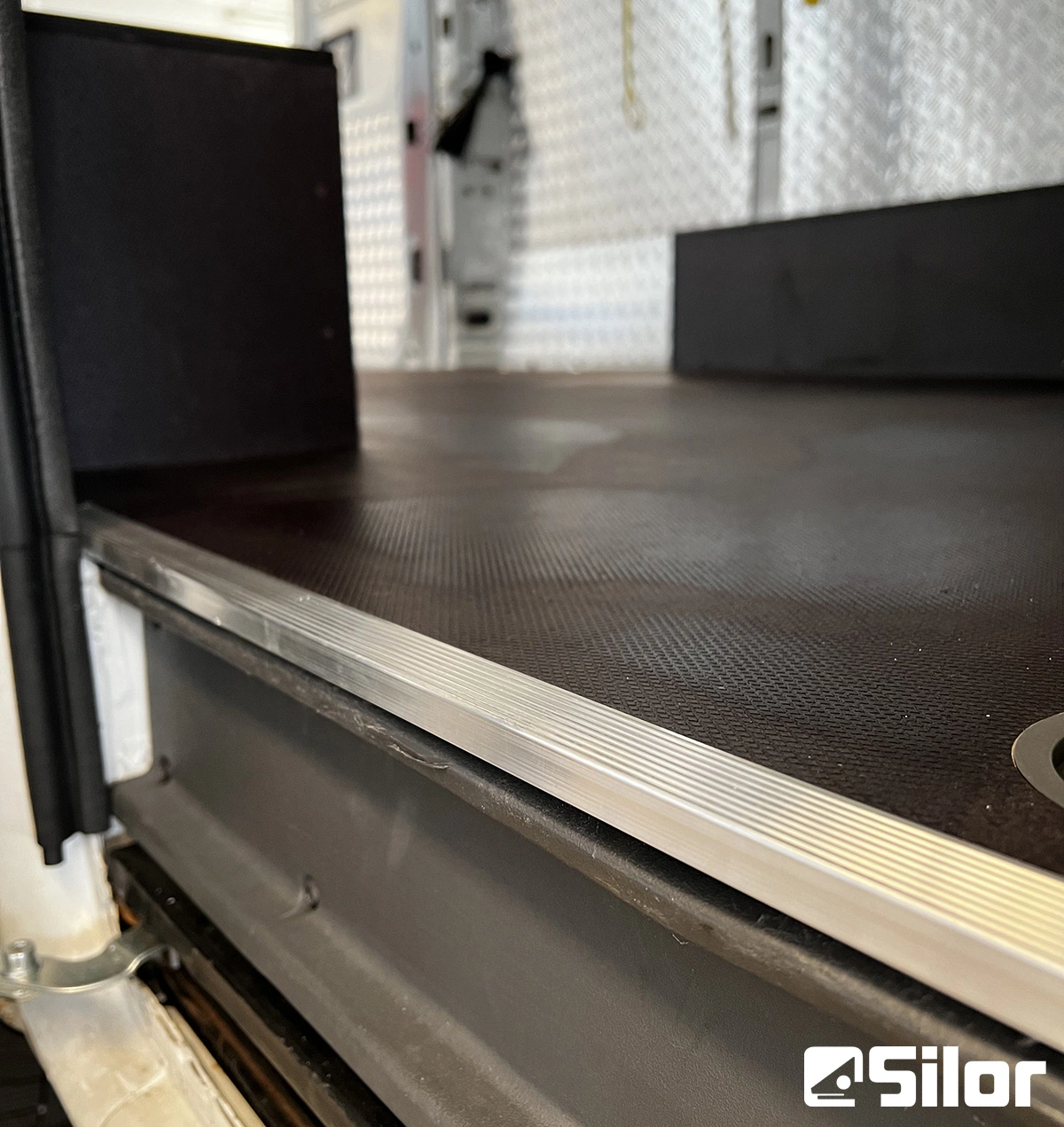 Interno di un veicolo con pavimento in gomma.