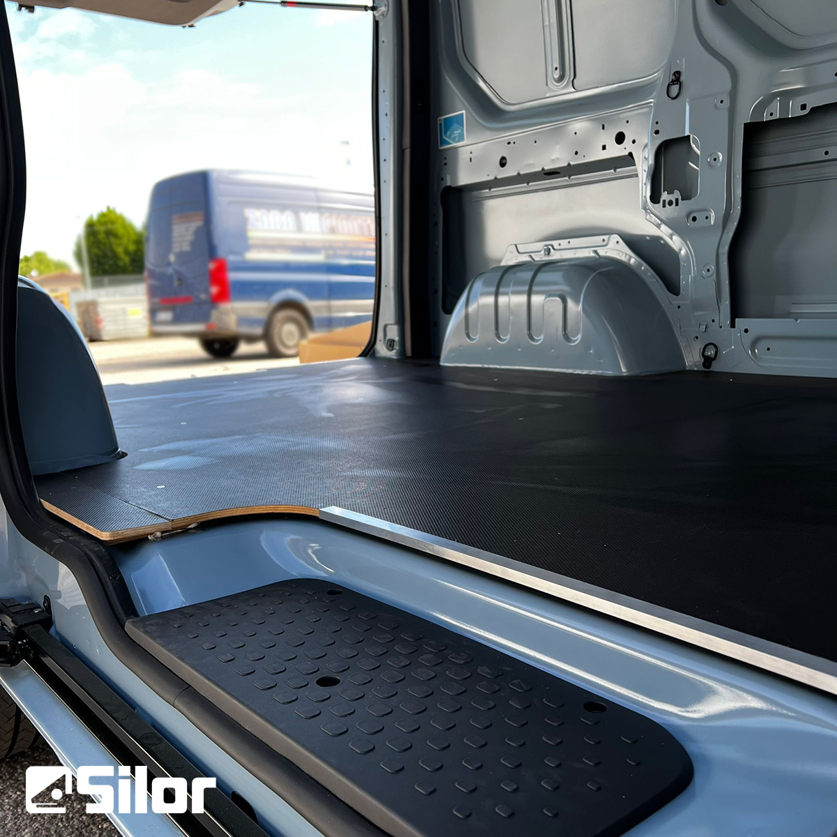 Interni del furgone SILOR, pianale in gomma.