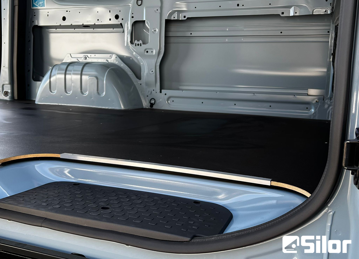 Interni di un furgone merci.