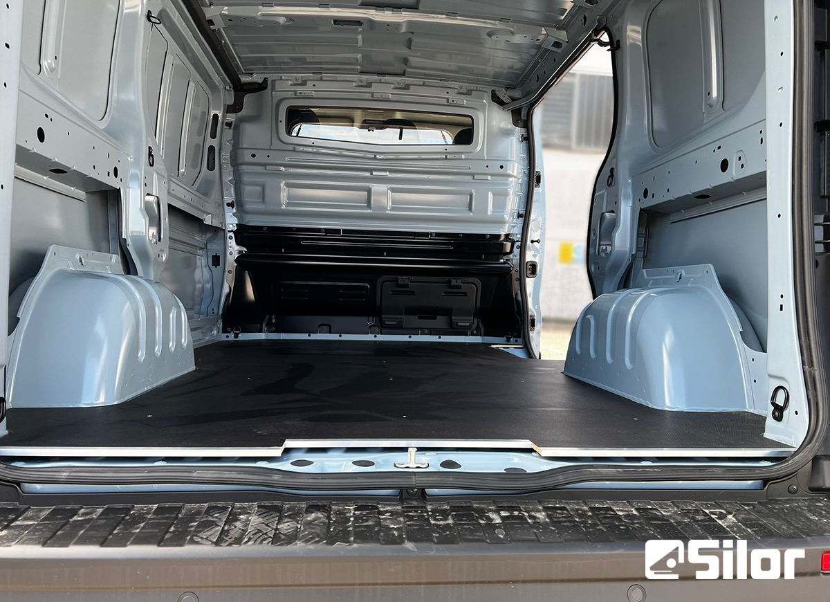 Interno del furgone blu.