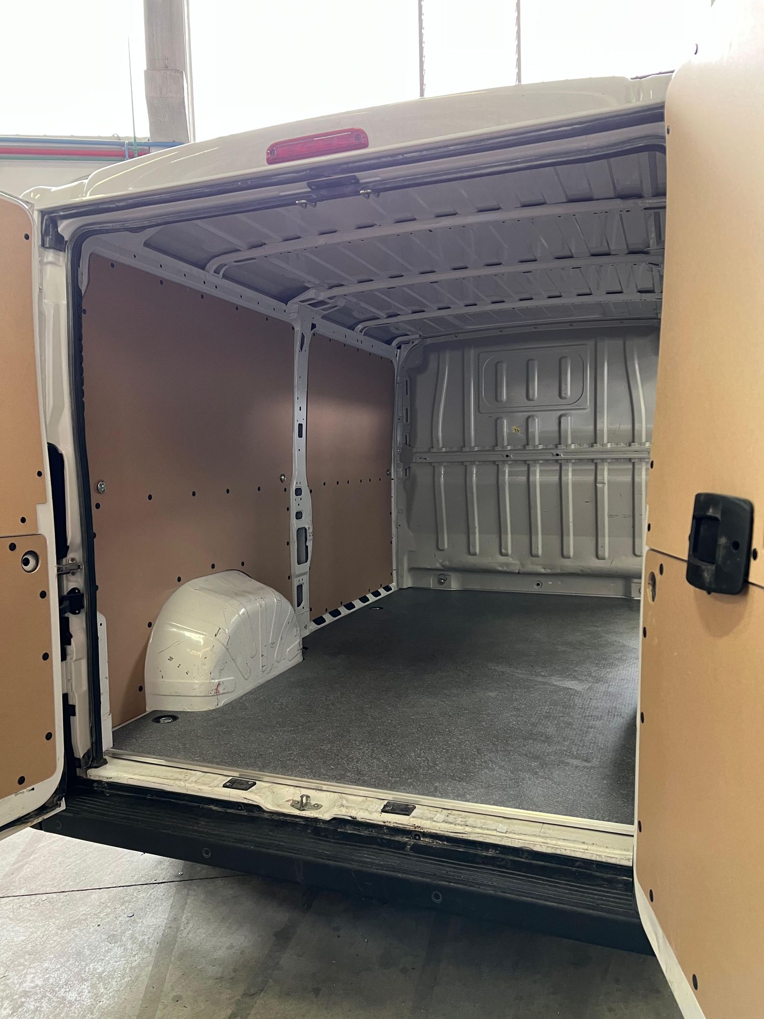 Interno di un furgone bianco con porte posteriori aperte.