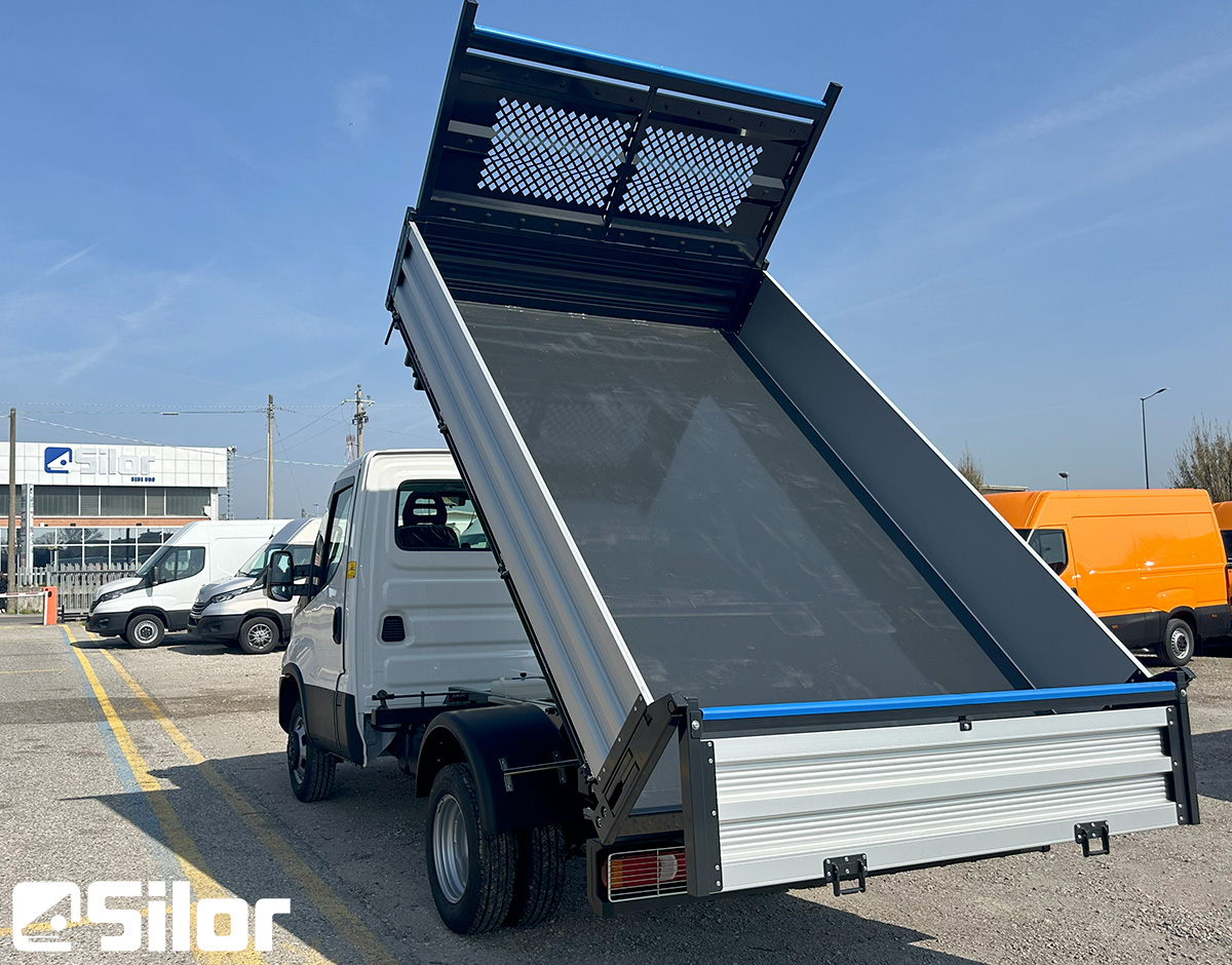 Un camion ribaltabile Iveco con cassone ribaltabile Silor in un parcheggio di automezzi.