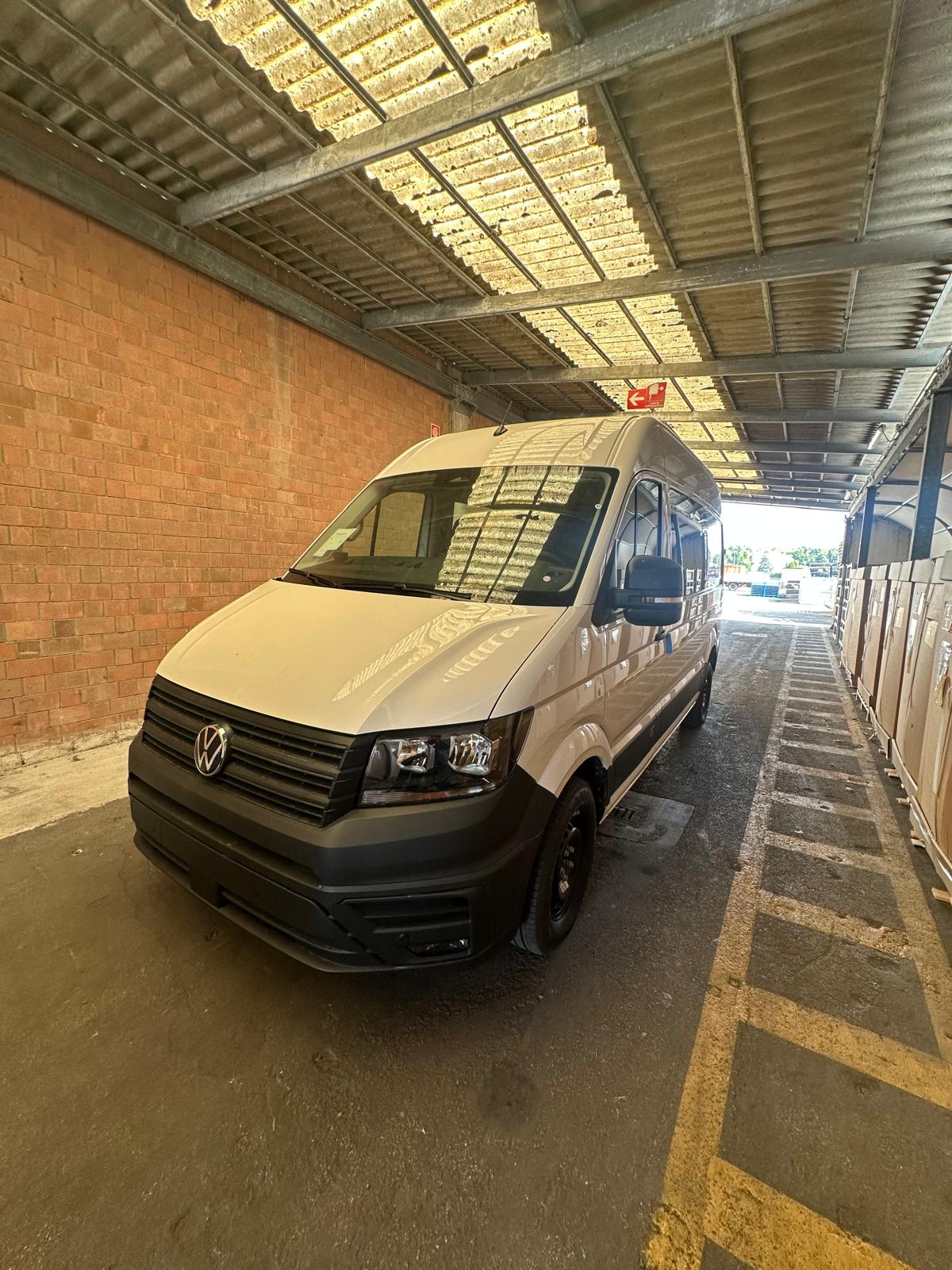 Furgone bianco parcheggiato in un'area di carico