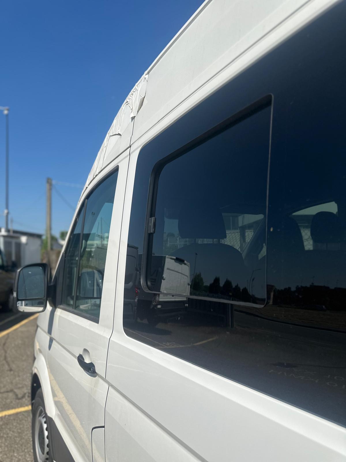 Un furgone bianco parcheggiato in una giornata di sole.