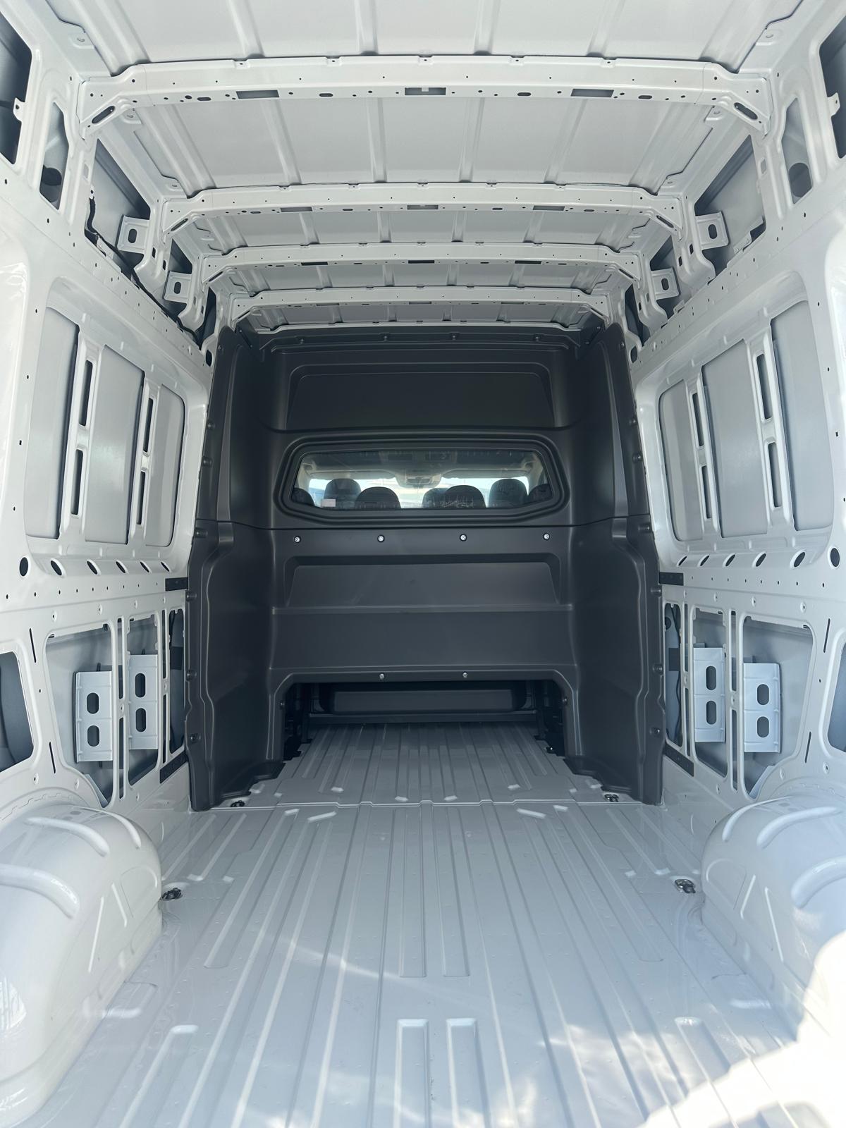 Interni di un furgone bianco vuoto.
