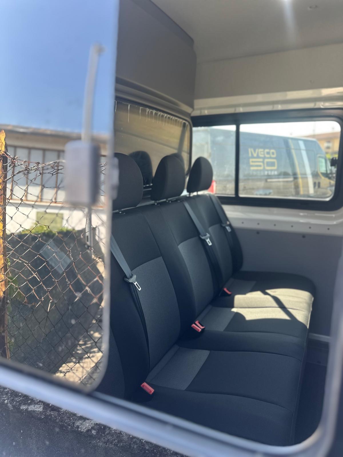 Interni di furgone con sedili posteriori.