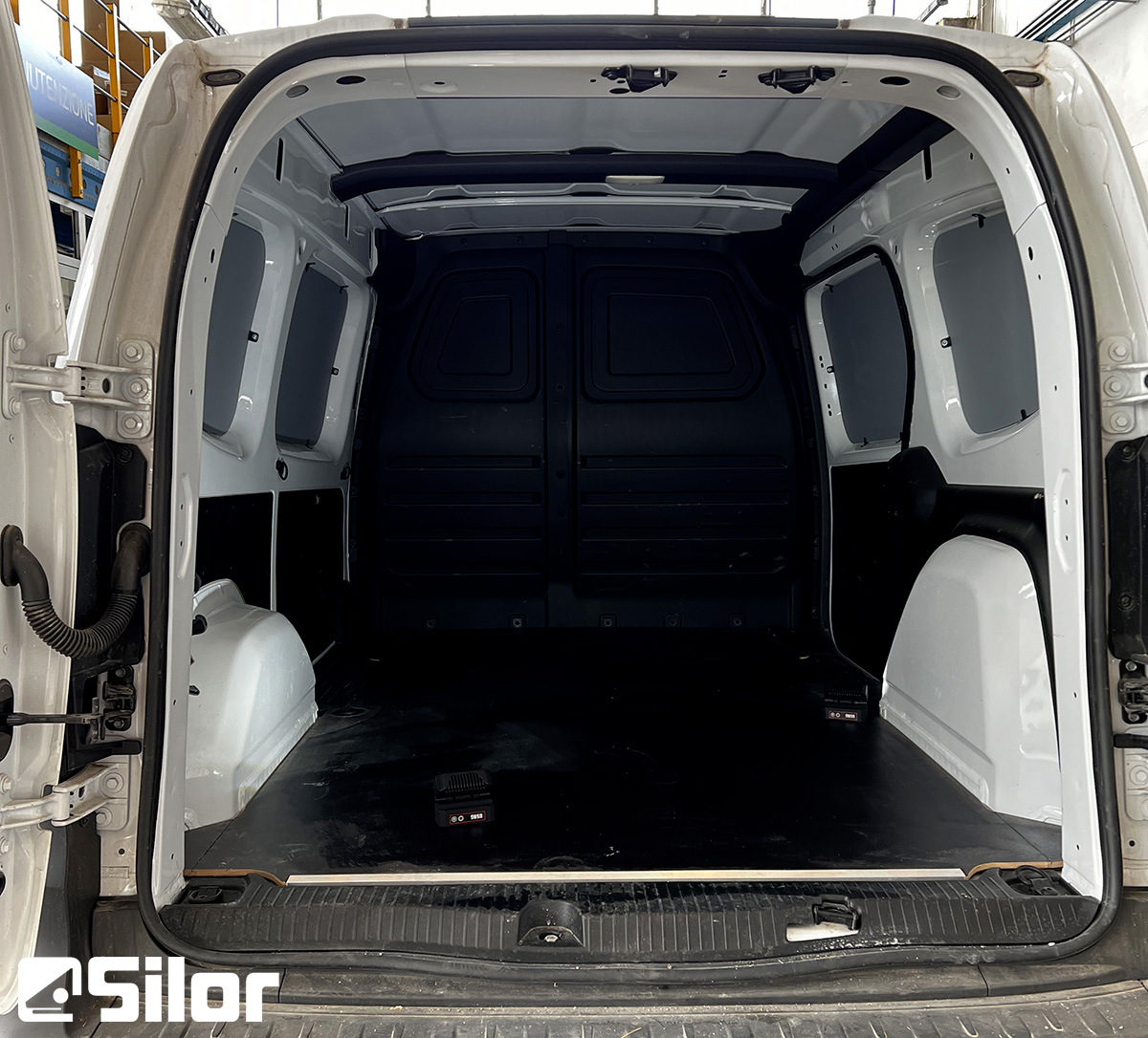 Interno di un furgone bianco.