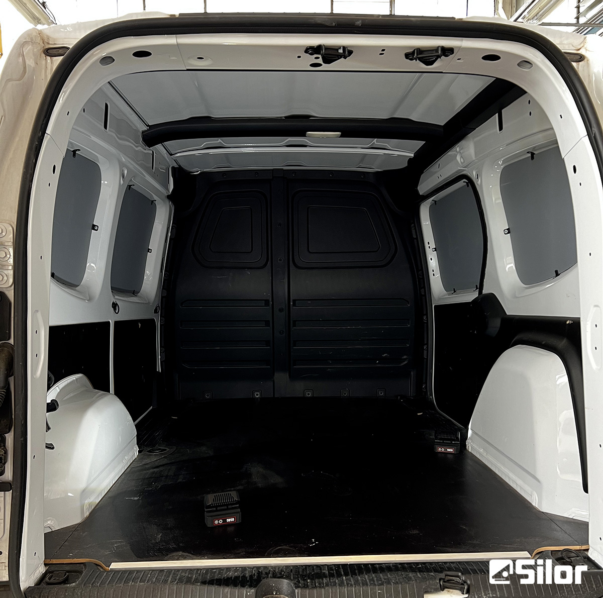 Interno di un furgone bianco.