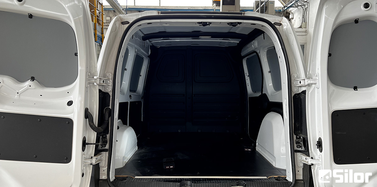 Interno di un furgone bianco.