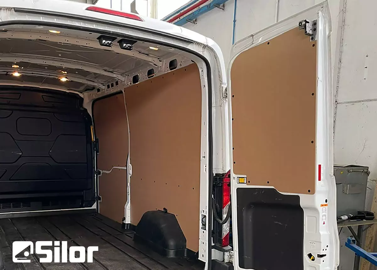 Interno di un furgone con pannelli in legno.