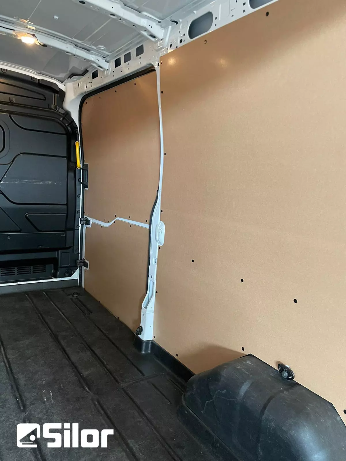 Interni di un furgone commerciale con pareti rivestite in legno.