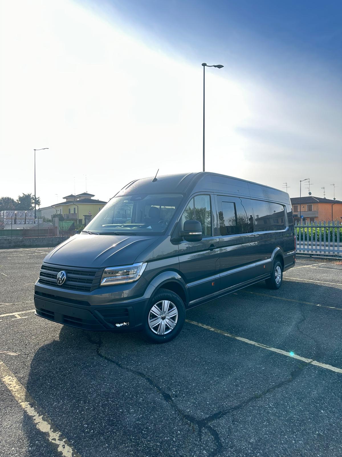 Un furgone Volkswagen parcheggiato in un parcheggio.