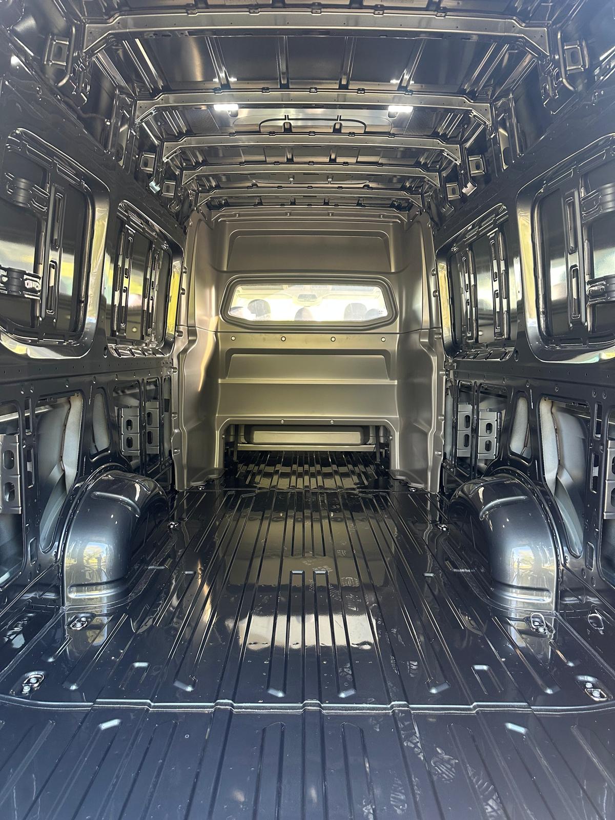 Interni di un furgone commerciale in metallo.