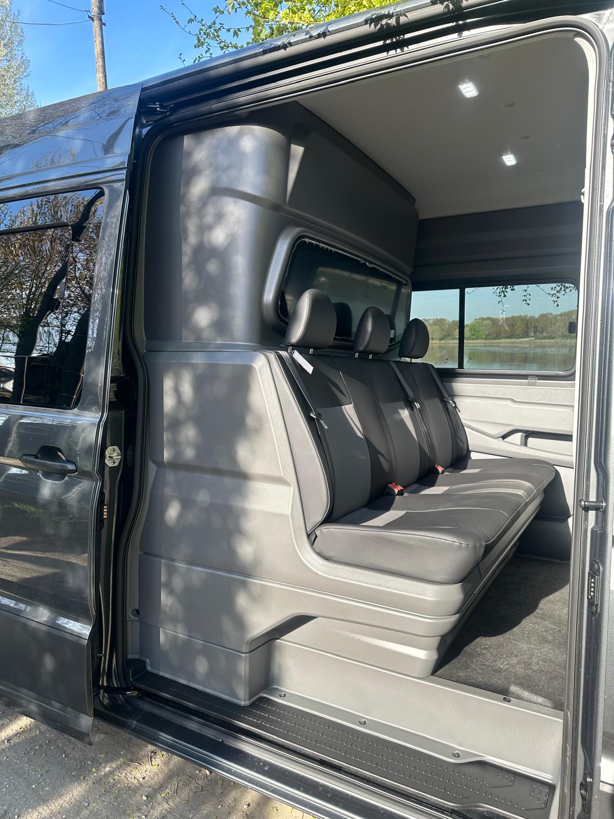 Interni di un furgone passeggeri modificato.