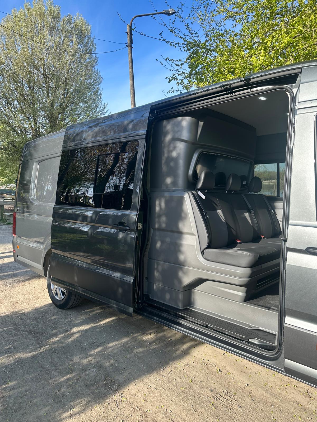 Interni spaziosi e lussuosi di un furgone di lusso con sedili in pelle.