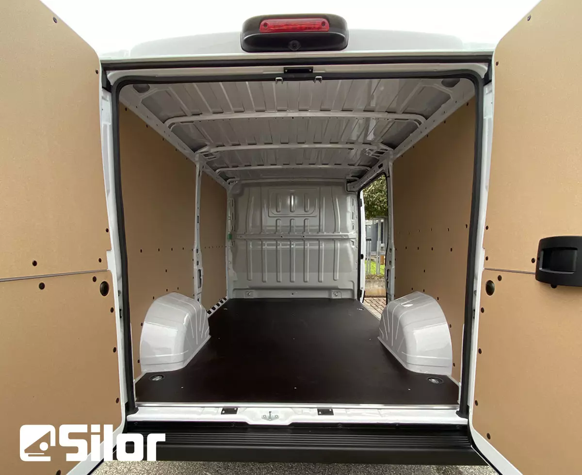 Interni di un furgone con porte posteriori aperte.