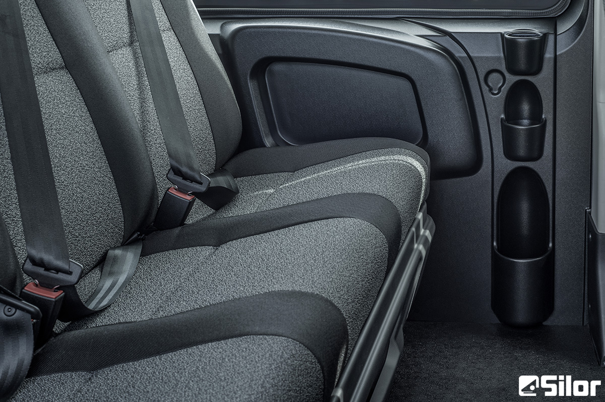 Interno veicolo: sedili in tessuto grigio e nero, con portaoggetti integrati.
