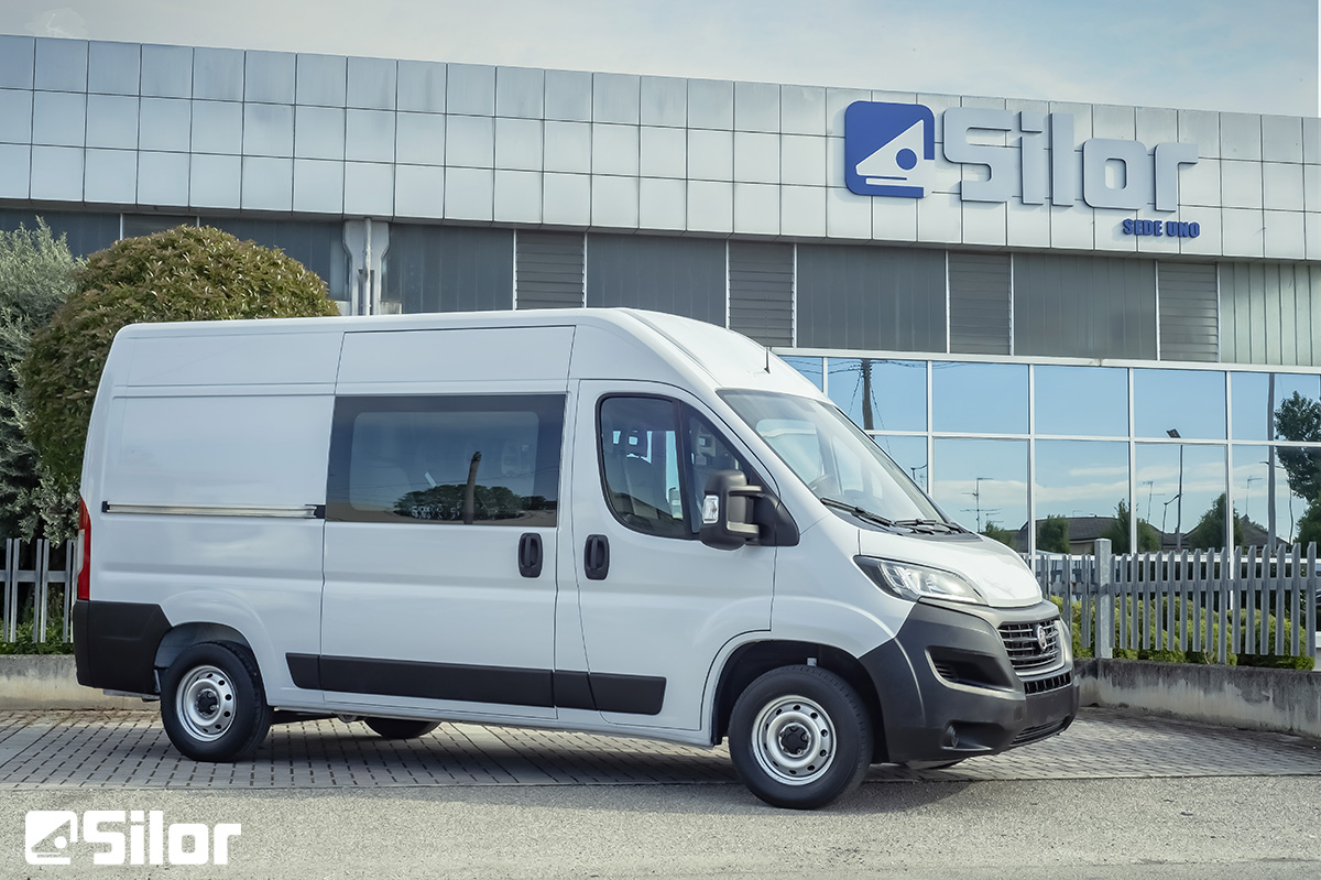 Un furgone bianco di fronte all'edificio Silor.