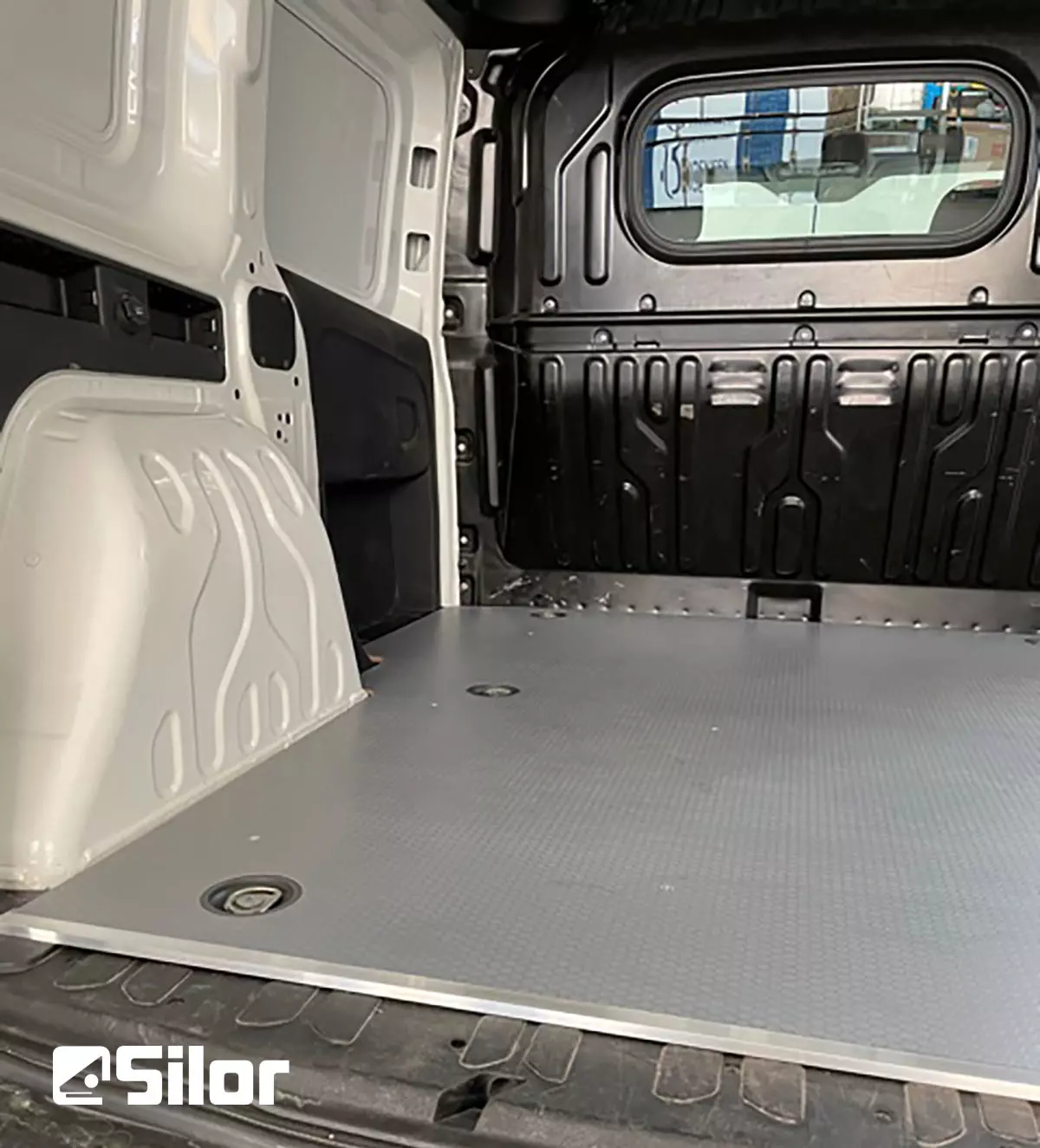 Interni di un furgone commerciale con pavimento installato.